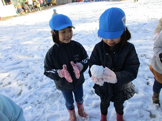 雪遊びしている様子の写真