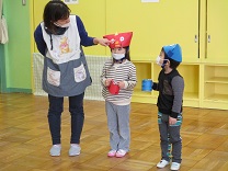 写真：3歳児の豆まき