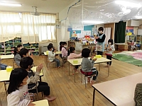 写真:誕生児をお祝いしているところ