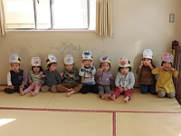 写真:おにのお面をかぶるりすぐみ