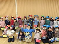 写真:おにのお面をかぶるきりんぐみ