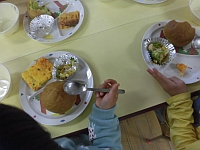 写真:ランチプレートで給食を食べる様子