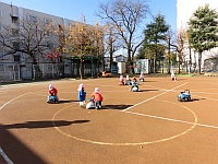 写真:園庭で遊ぶりすぐみ