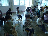 5歳児らいおん組がビンゴゲームをしている写真