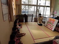 写真:パネルシアターを観ているりすぐみ