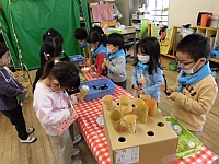 写真:アイスを渡しているところ