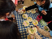 写真:お客さんのラーメンを渡しているところ