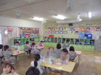 慣らし保育中の1歳児の写真