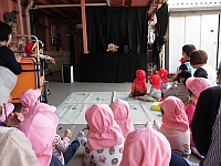 写真:ペープサートを見ている2歳児