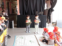 写真:2歳児誕生児の紹介の様子