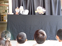 写真:ペープサートを見ている3歳児