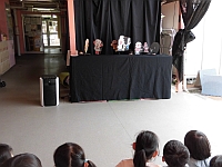 写真:ペープサートを見ている4歳児