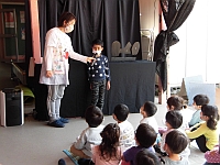 写真:誕生児の紹介の様子