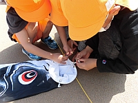 写真:こいのぼりをあげる準備をしているらいおんぐみ