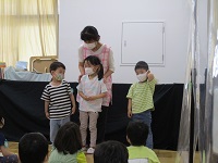 3歳児・4歳児・5歳児の新入園児を紹介している写真です。