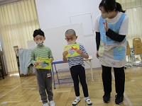 誕生カードを見せている写真です。