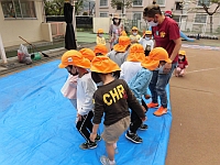 写真:ふんで野菜をなじませている様子