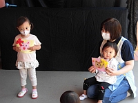 写真:誕生カードのプレゼント