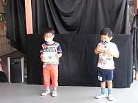 写真:誕生カードのプレゼント