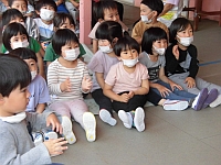 写真:ペープサートを見ている幼児クラス