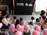 写真:ペープサートを見ている乳児クラス