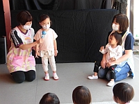 写真:乳児クラス誕生児の紹介