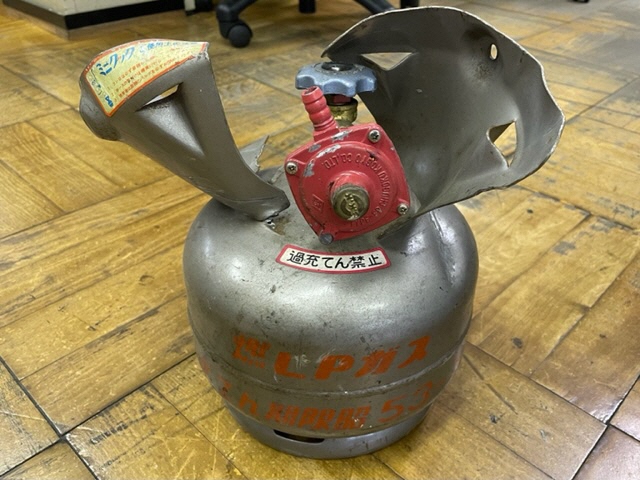 写真:不燃袋に入っていたガスボンベ