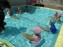 写真：プール遊び