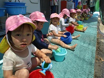 写真：プール遊び