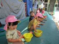 写真：プール遊び