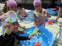 写真：プール遊び