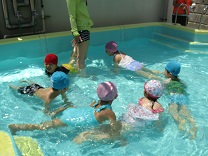 写真：プール遊び