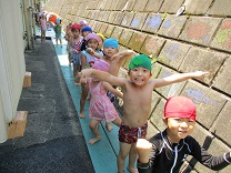 写真：プール遊び