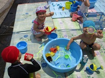 写真：プール遊び