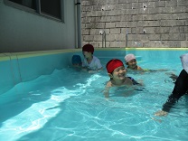 写真：プール遊び
