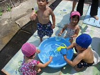 写真：プール遊び