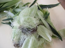 写真：トウモロコシ皮むき