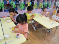 写真：トウモロコシ皮むき