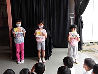 写真:誕生カードのプレゼントをもらったところ