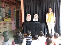 写真:ペープサートを見ている様子