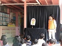 写真:ペープサートを見ている様子