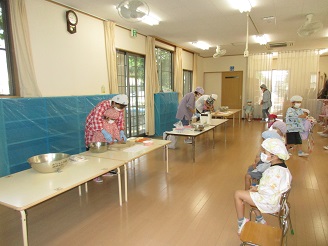 4歳児ぱんだ組が包丁で食材を切っている様子