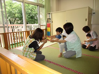 0歳児ひよこ組の誕生日会の様子