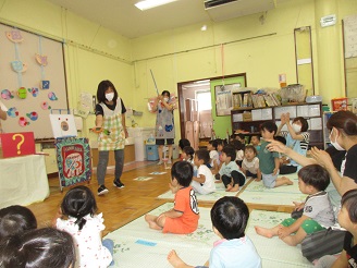 誕生日会の職員の出し物（手品）の様子