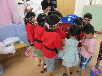 4歳ぱんだ組が5歳児コーナーを楽しんでいる様子の写真