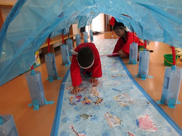 5歳児らいおん組「なんでも　すいぞくかん」で遊んでいる様子の写真