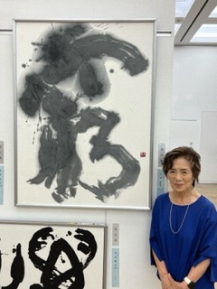 写真:上村さんと作品