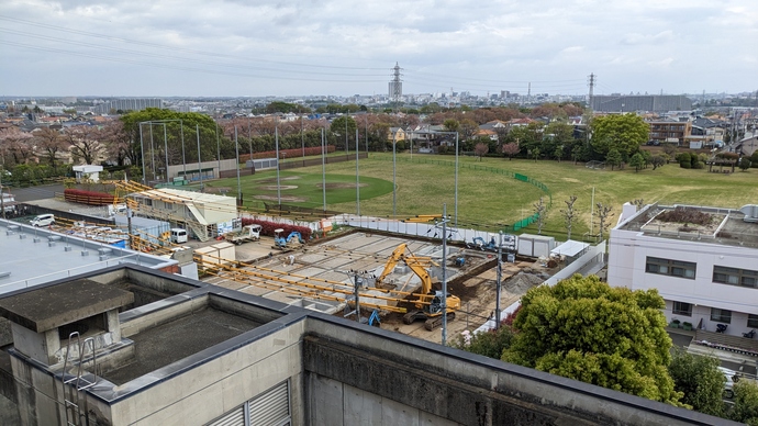 工事施工中の写真(南側から見る)