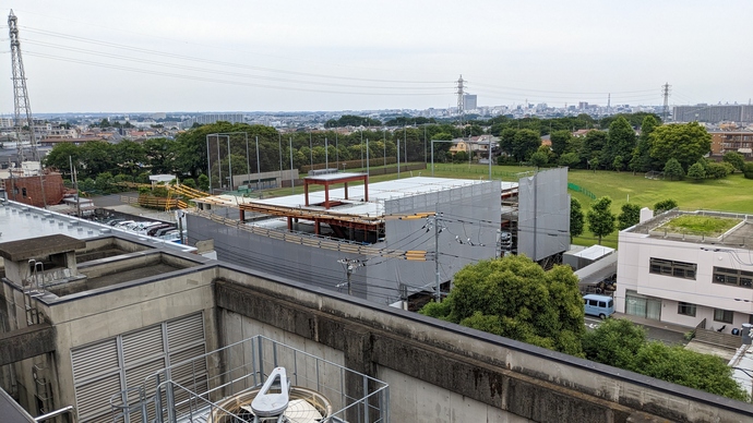 工事施工中の写真(南側から見る)