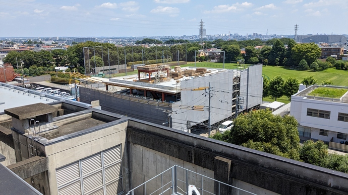 工事施工中の写真(南側から見る)